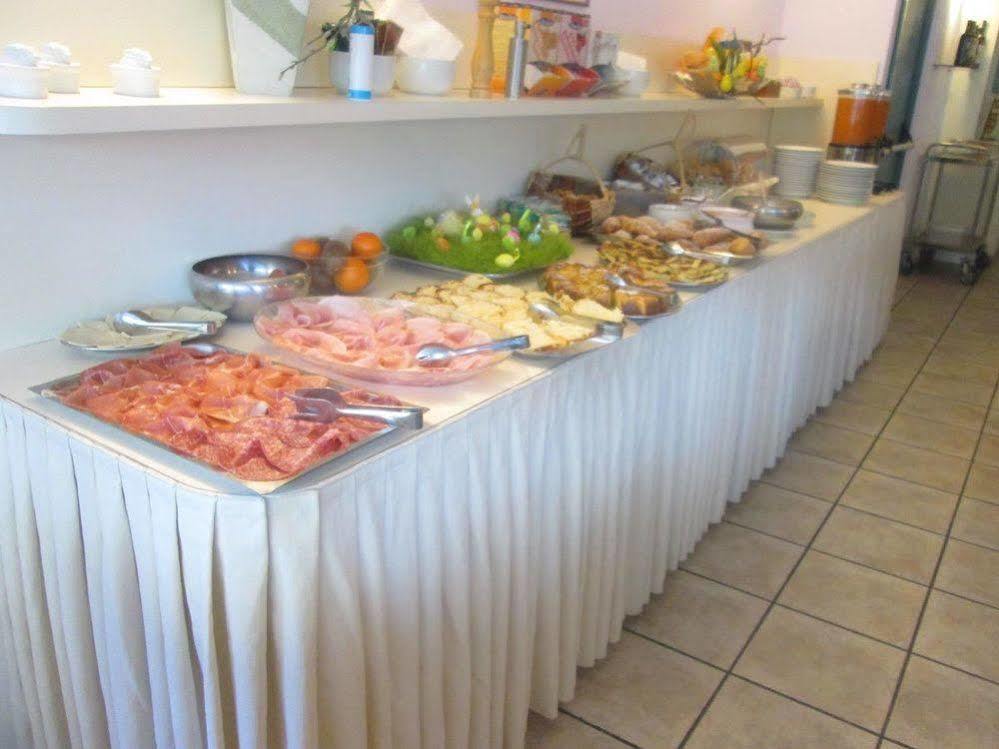 Hotel Prater Cesenatico Buitenkant foto